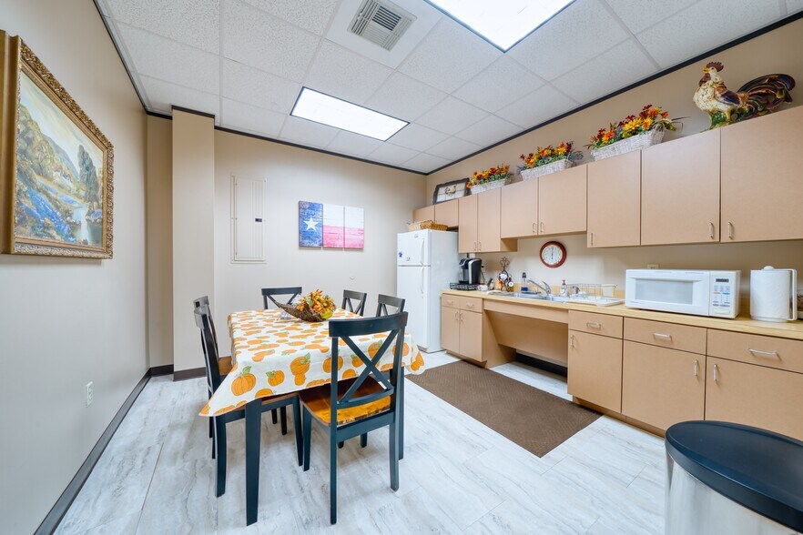 More Photos Of 15430 Ridge Park Dr, Houston Office For Sale