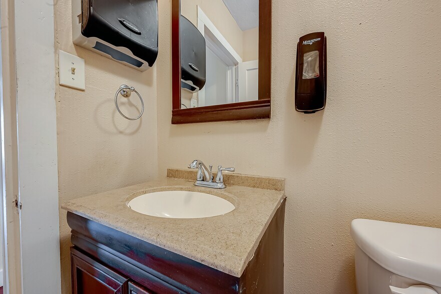 More Photos Of 1502 Main St, Seabrook Office Residential For Lease