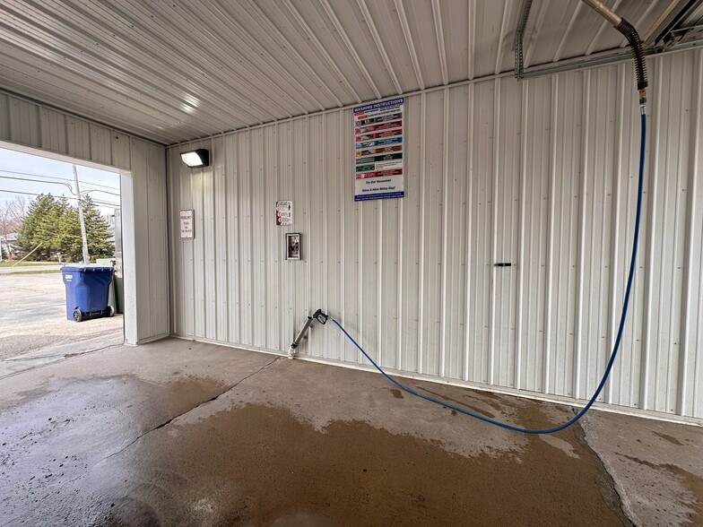 More Photos Of 3181 Lewis Ave, Ida Carwash For Sale