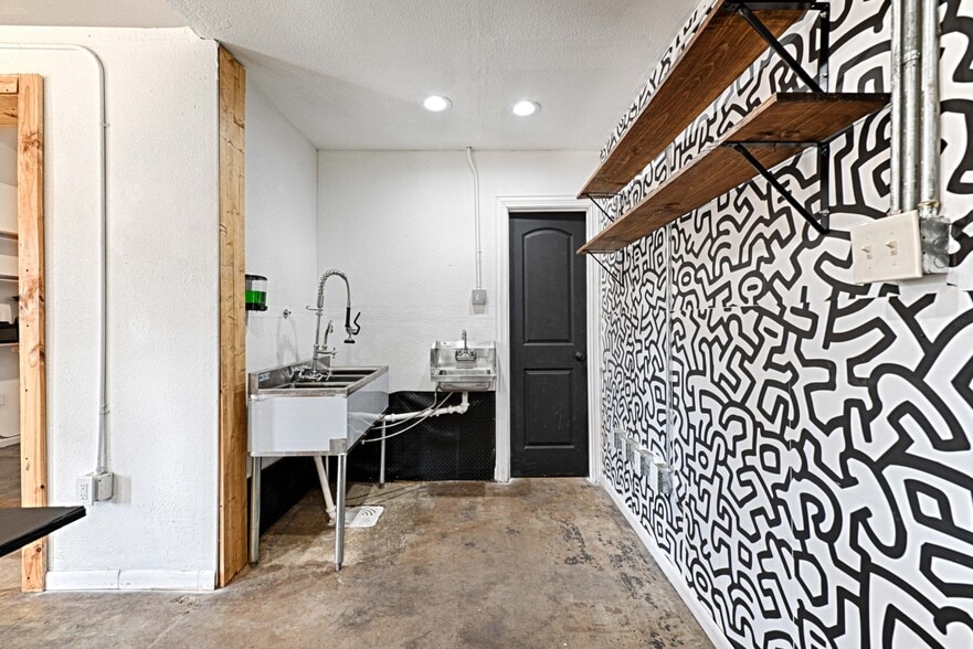 More Photos Of 2737 Carpenter Ave, Dallas General Retail For Lease