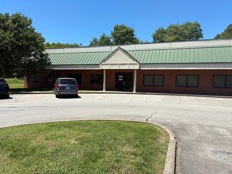 More Photos Of 4800-4820 Poplar Place Dr, Louisville Showroom For Lease