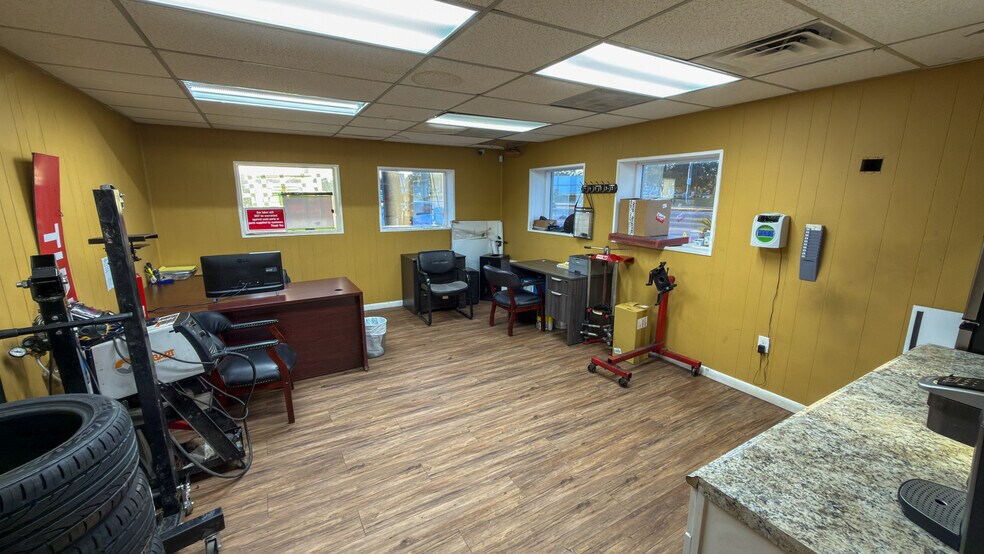 More Photos Of 5275 N Davis Hwy, Pensacola Auto Repair For Sale