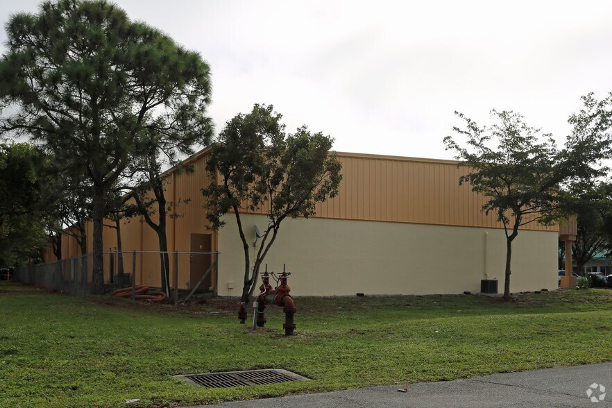 More Photos Of 8360 Currency Dr, Riviera Beach Warehouse For Lease