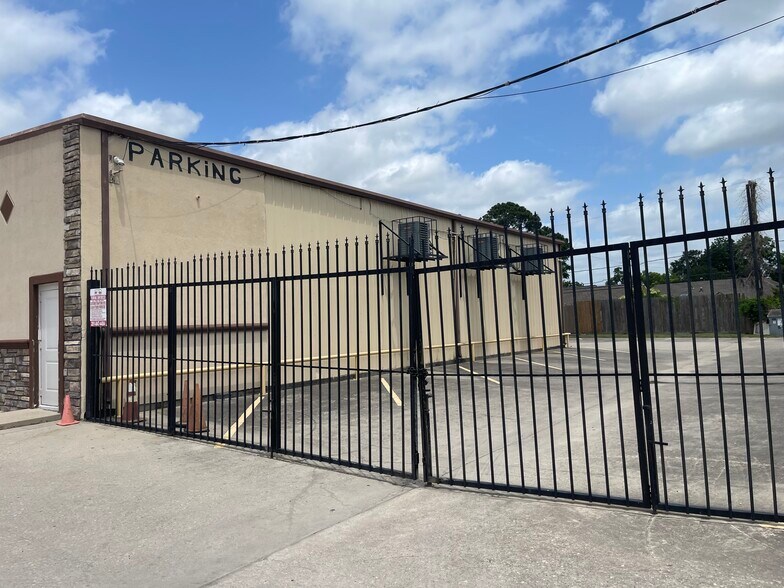 More Photos Of 461 W Gulf Bank Rd, Houston General Retail For Lease