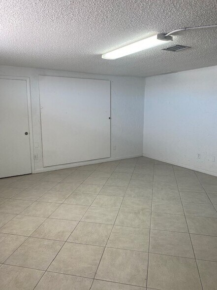 More Photos Of 5800 Houchin St, Naples Self Storage For Lease