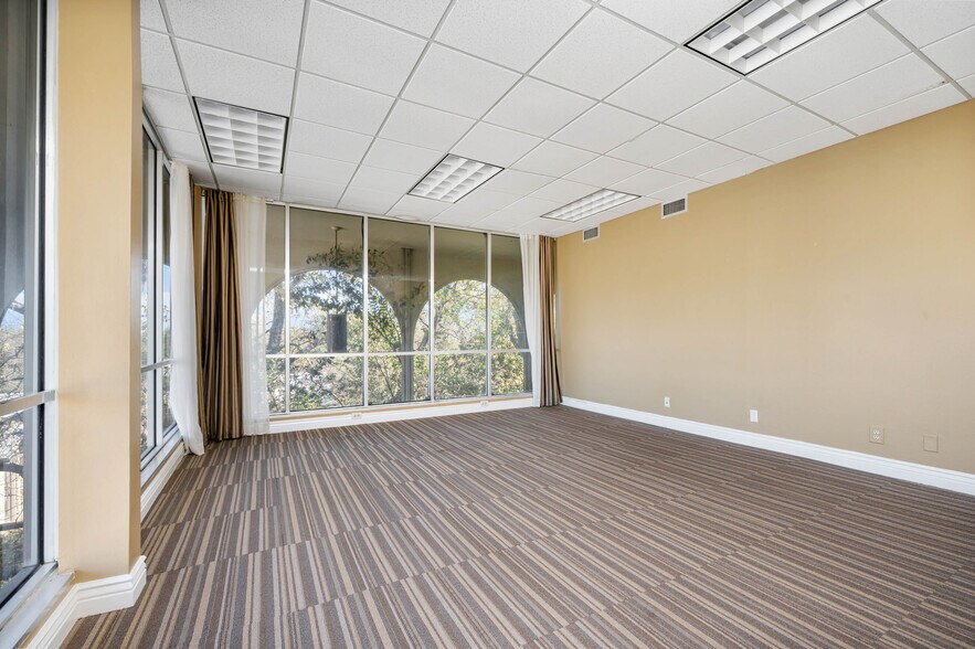 More Photos Of 8100 Broadway St, San Antonio Office For Sale