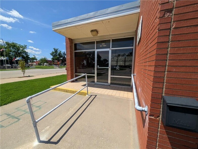 More Photos Of 910 New York St, Humboldt Freestanding For Sale