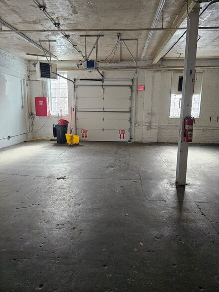 More Photos Of 6415 N Ravenswood Ave, Chicago Manufacturing For Lease