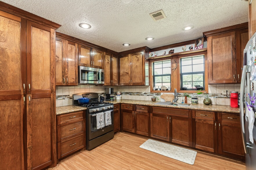 More Photos Of 2230 Nancy St, Alvin Specialty For Sale