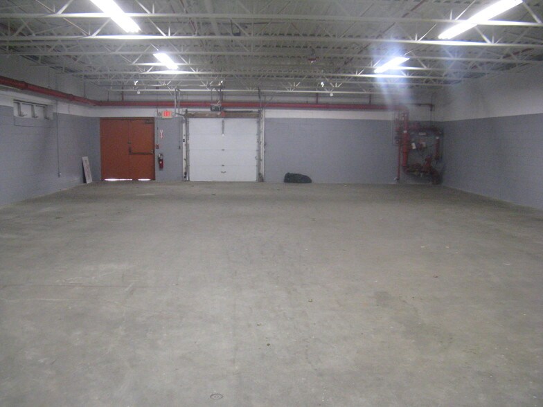 More Photos Of 675 W Shore Rd, Warwick Showroom For Lease