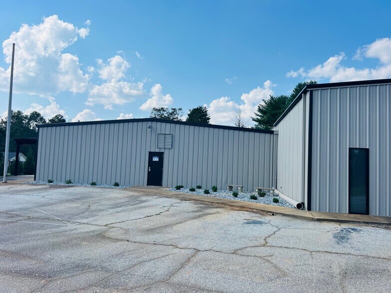 More Photos Of 585 Old Georgia Rd, Moore Warehouse For Lease