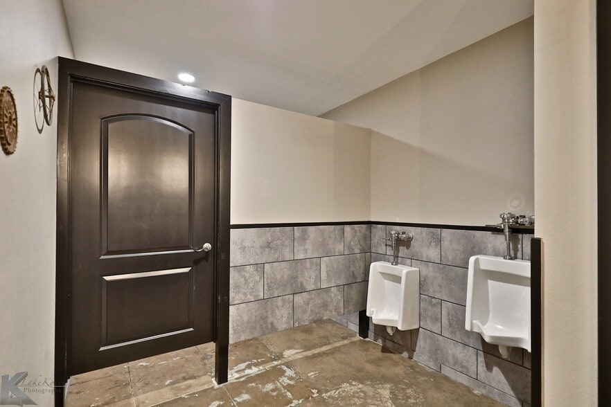 More Photos Of 382 Chestnut St, Abilene Bar For Sale