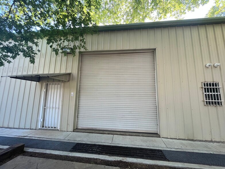 More Photos Of 5108 Wilson Rd, Fort Worth Flex For Lease