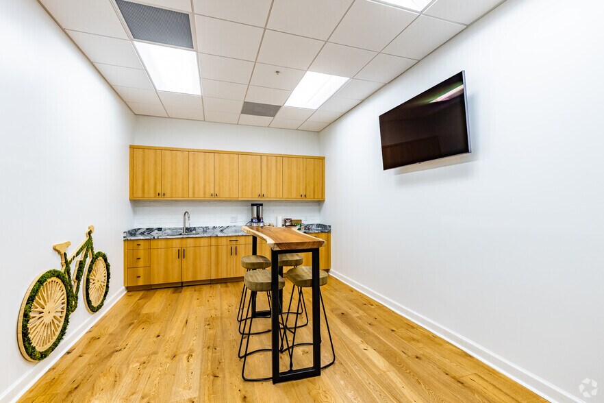More Photos Of 600 Cleveland St, Clearwater Office For Lease