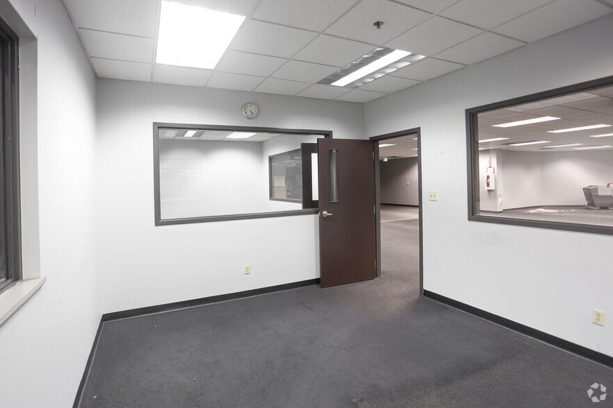 More Photos Of 1450 Commerce Pky, Franklin Manufacturing For Lease