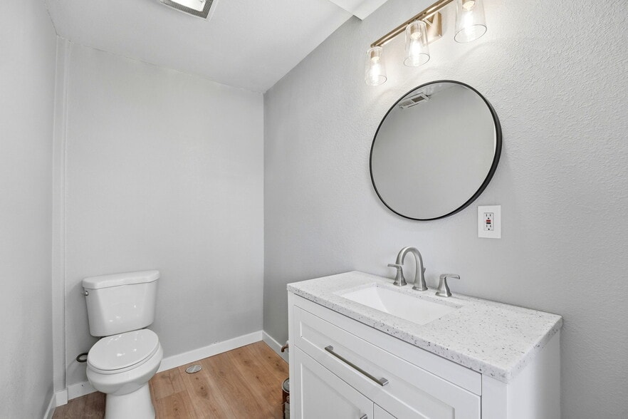 More Photos Of 2513-2515 E Willamette Ave, Colorado Springs Manufacturing For Lease