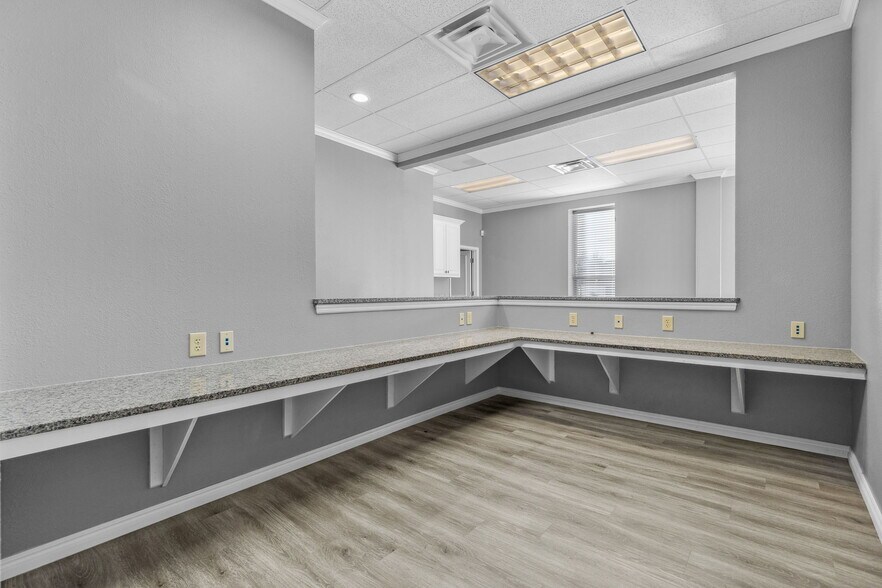 More Photos Of 2402 S 29th St, Chickasha Office For Sale