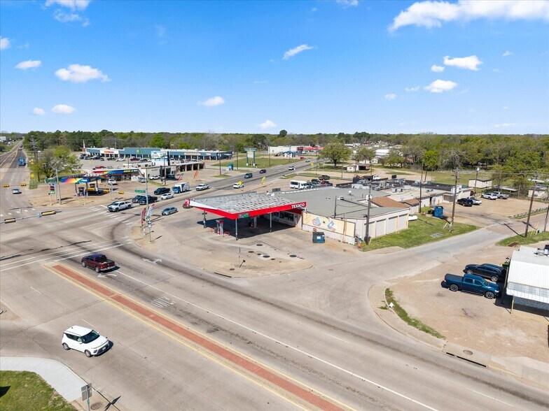Primary Photo Of 101 N Seven Points Dr, Kemp Service Station For Sale