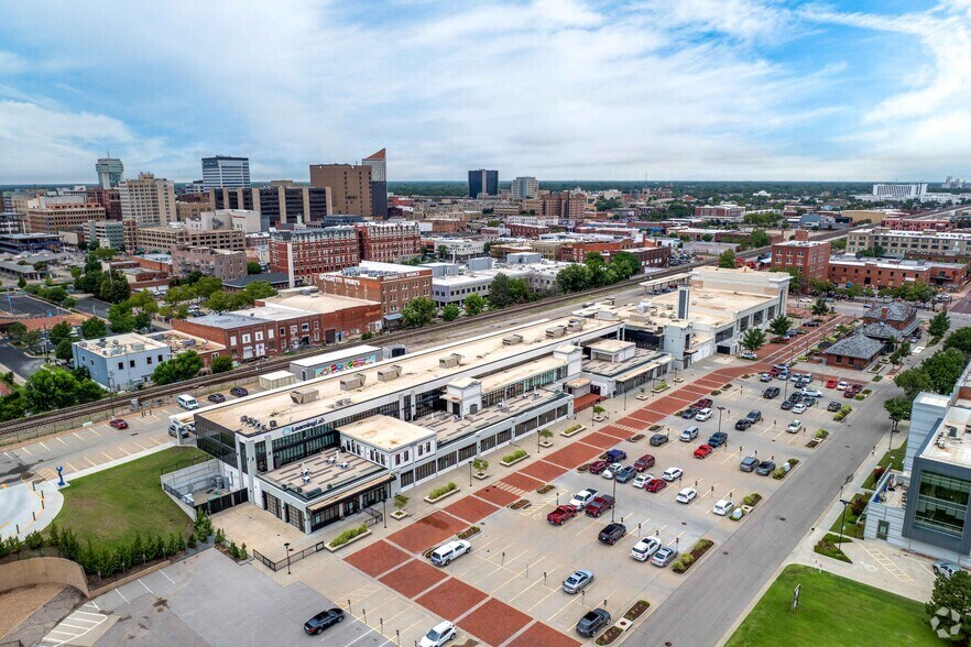 More Photos Of 703 E Douglas Ave, Wichita Office For Lease