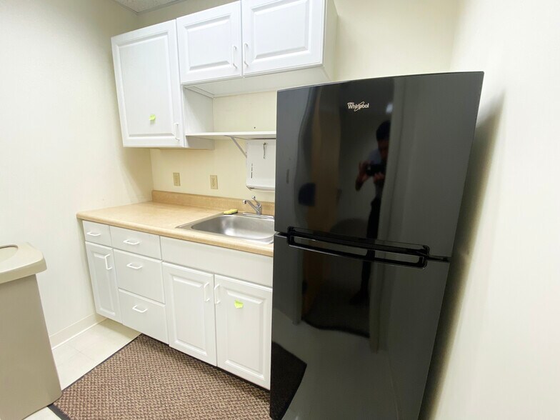 More Photos Of 21 Northwestern Dr, Salem Warehouse For Lease