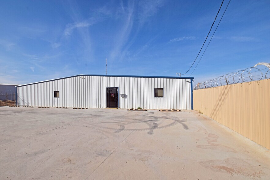 More Photos Of 305 E 57th St, Odessa Warehouse For Sale