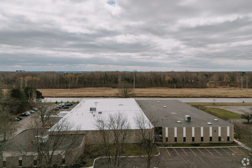 More Photos Of 375 Commerce Dr, Buffalo Distribution For Lease