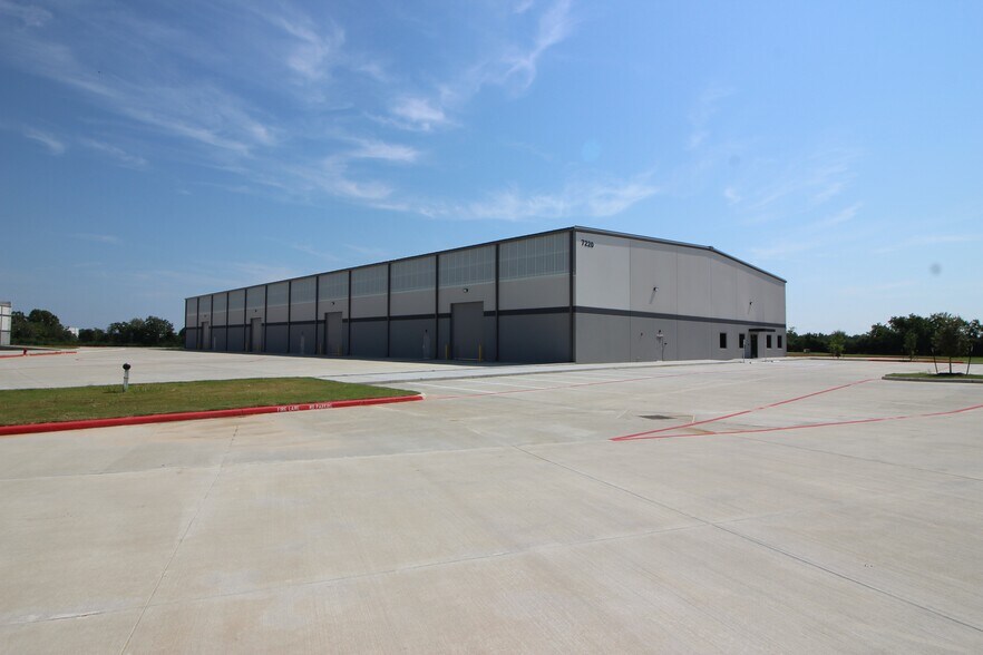 More Photos Of 7220 E Freeway, Baytown, TX 77521 Fwy, Baytown Distribution For Sale