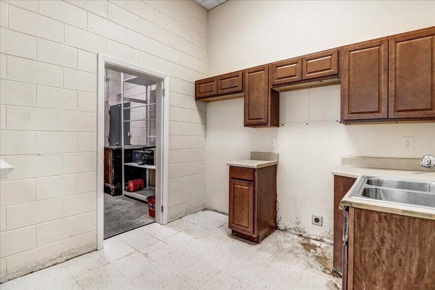 More Photos Of 501 E Market St, Smithfield Storefront For Lease