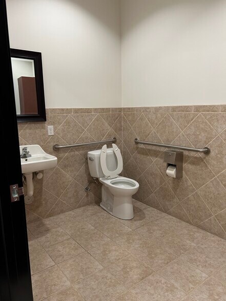 More Photos Of 2173 E Warner Rd, Tempe Medical For Lease