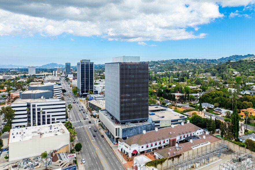 More Photos Of 15910 Ventura Blvd, Encino Office For Lease