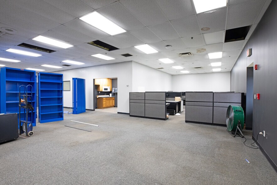 More Photos Of 11401 N Congress Ave, Kansas City Manufacturing For Lease