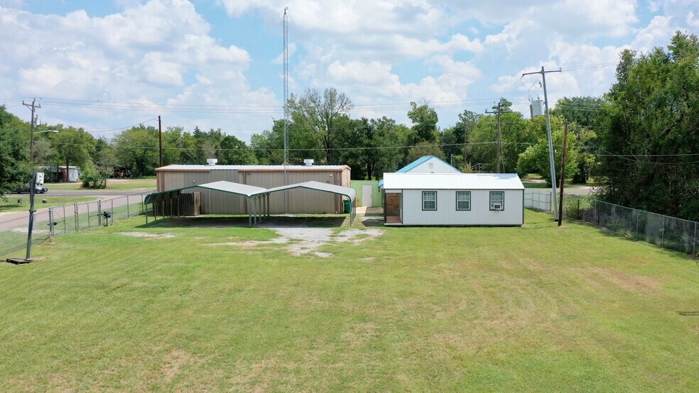 More Photos Of 212 S Tammye Ln, Madisonville Office For Sale