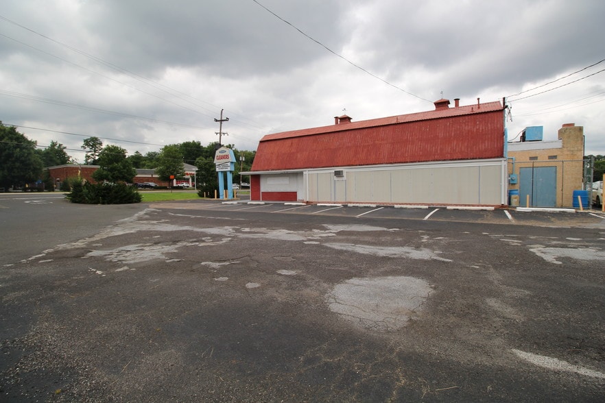 More Photos Of 905 W Trenton Ave, Morrisville Freestanding For Lease