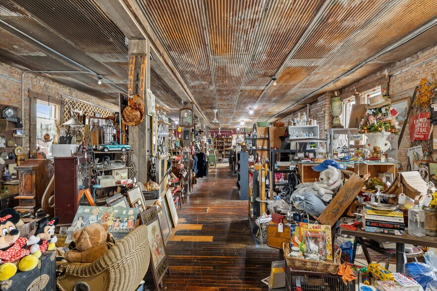 More Photos Of 126 S Main St, Gilman Showroom For Sale