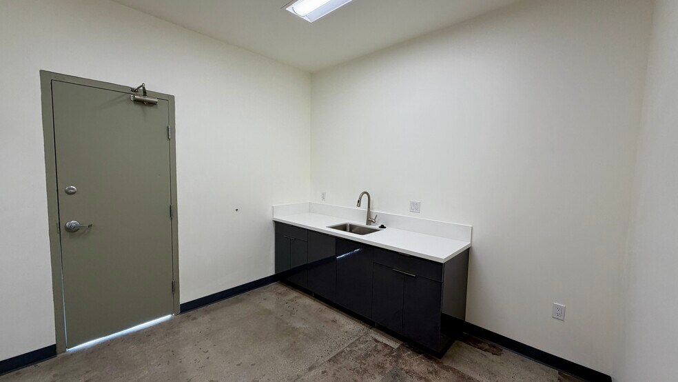 More Photos Of 18320-18330 Oxnard St, Tarzana Unknown For Lease