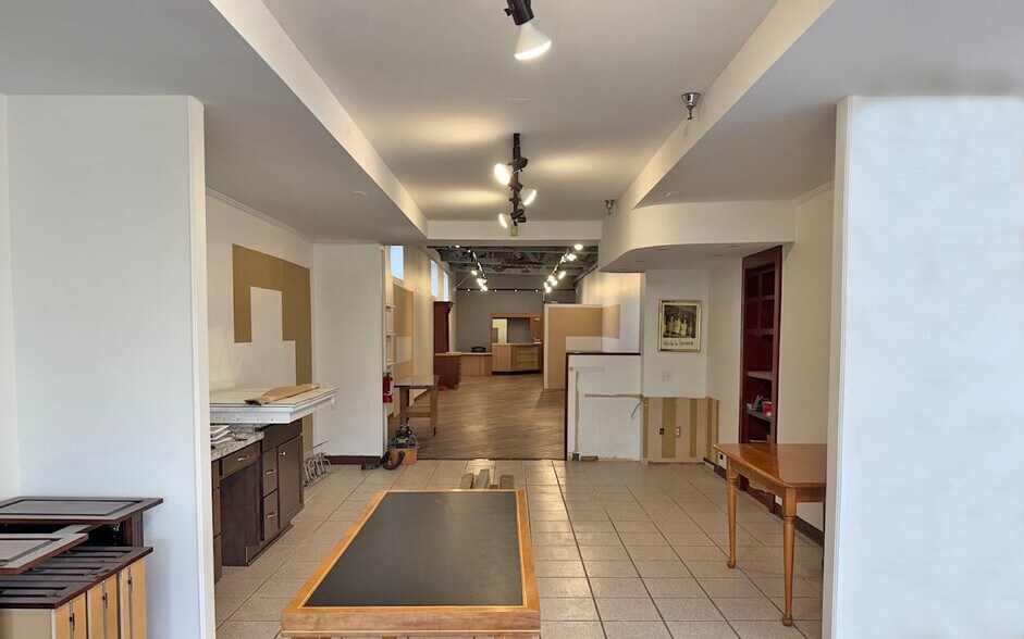More Photos Of 7675 Highland Rd, Waterford Showroom For Lease