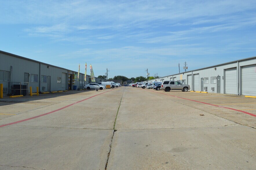 More Photos Of 9801-9811 Harwin Dr, Houston Warehouse For Lease