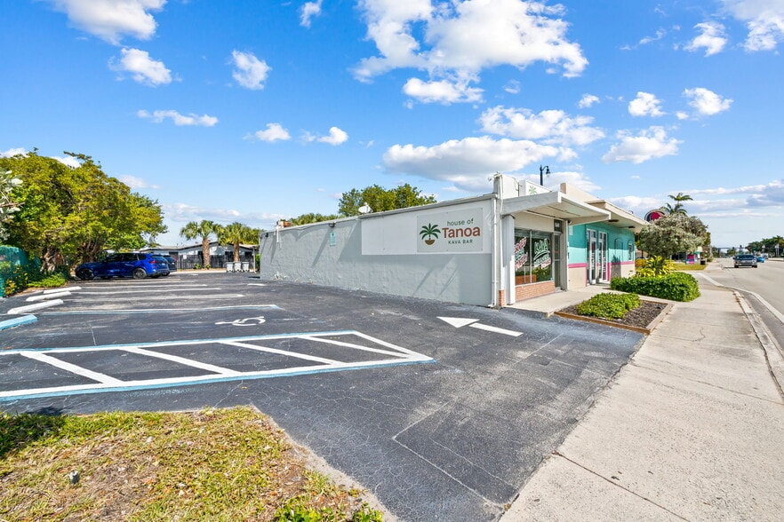 More Photos Of 1649 E Sample Rd, Pompano Beach Storefront For Lease
