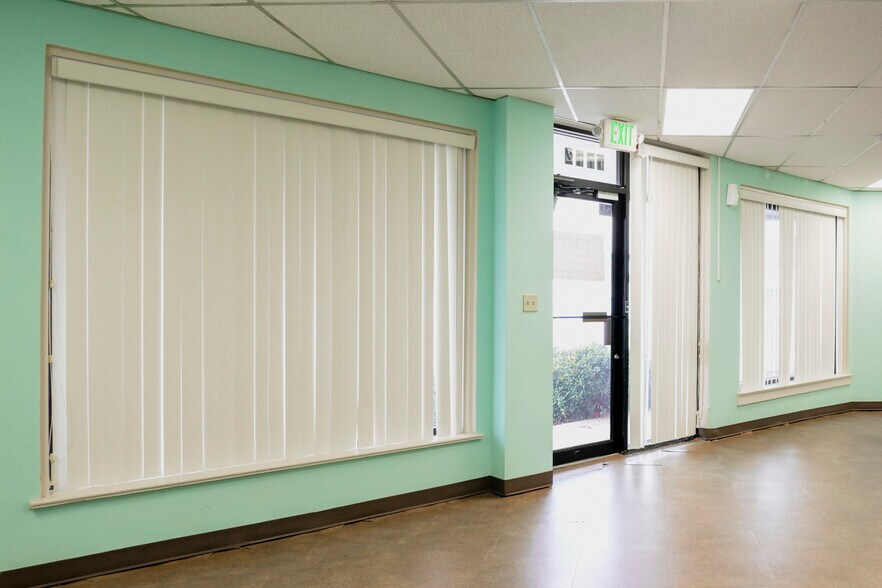 More Photos Of 1712 S Staples St, Corpus Christi Office For Lease