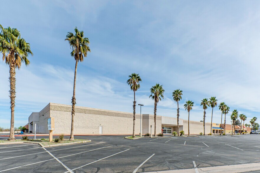 More Photos Of 3660 S 16th Ave, Tucson Department Store For Lease