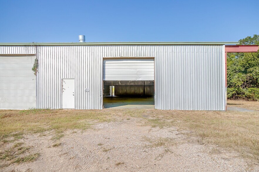 More Photos Of 3550 N Main St, Cleburne Industrial For Sale