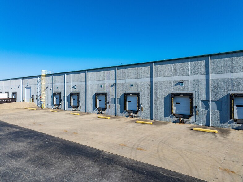 More Photos Of 2300 Rickenbacker Pky, Columbus Warehouse For Lease