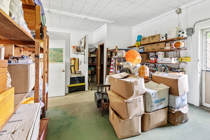 More Photos Of 809 Montauk Hwy, Montauk Auto Repair For Sale