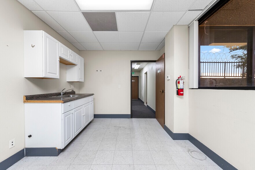 More Photos Of 301 Palmdale Blvd, Palmdale Office For Sale