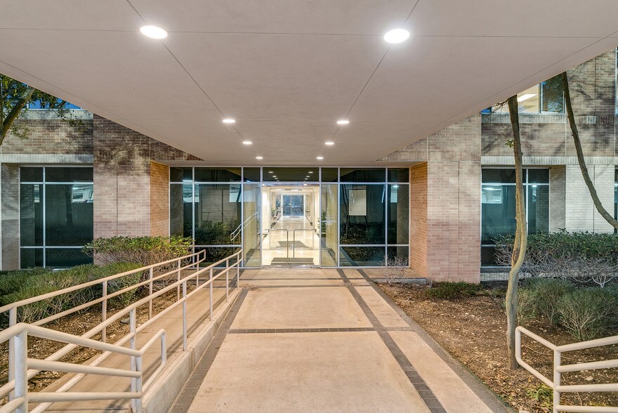 More Photos Of 911 N Central Pky, San Antonio Office For Lease