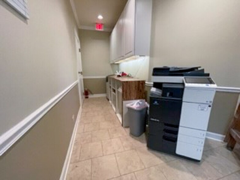 More Photos Of 600 W Roosevelt Rd, Wheaton Office For Lease