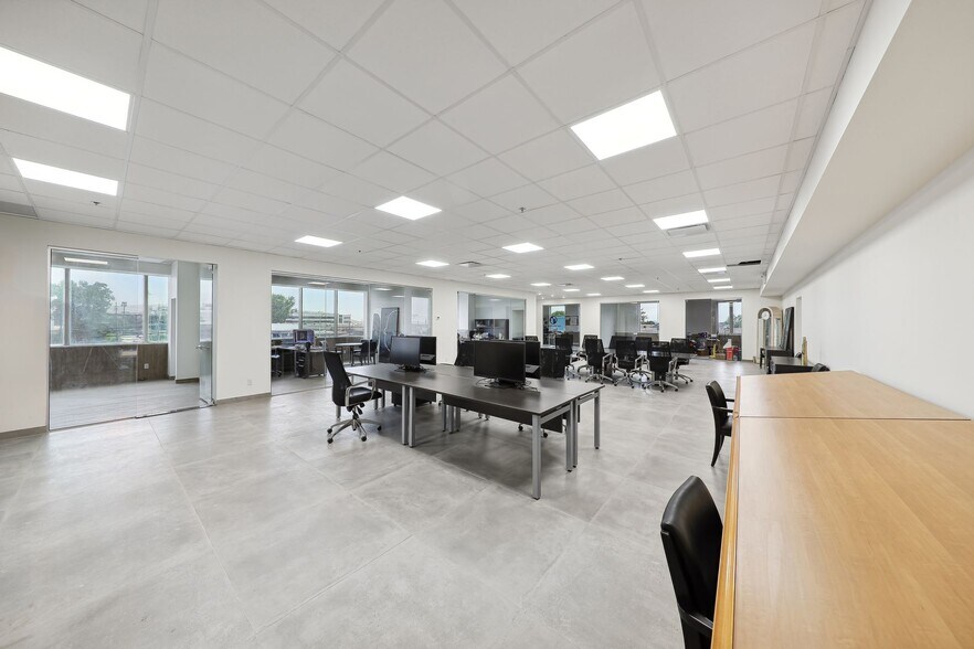 More Photos Of 247-255 Montee De Liesse, Montréal Warehouse For Lease