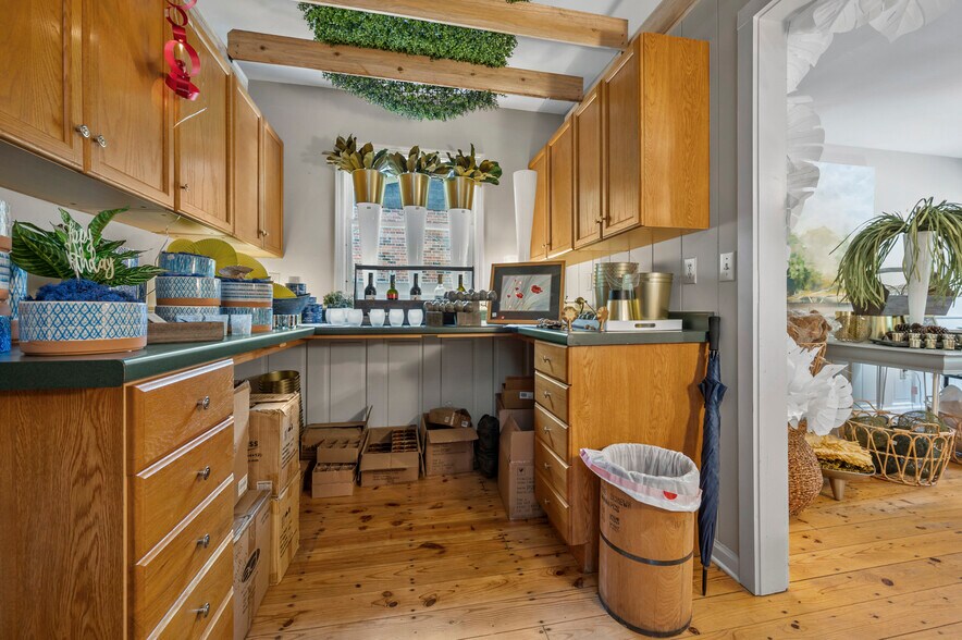 More Photos Of 172 Main st, Saluda Showroom For Sale