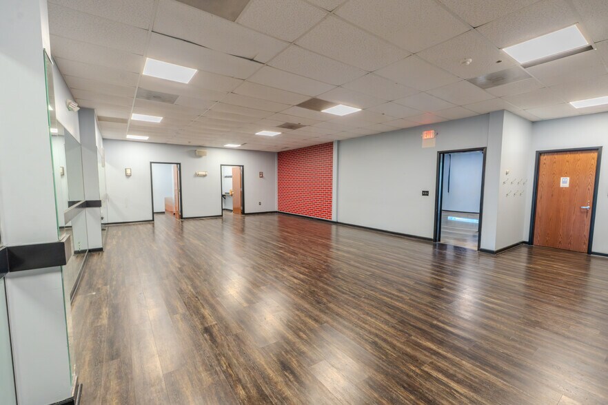 More Photos Of 1931 Washington Valley Rd, Martinsville Storefront Retail Office For Lease