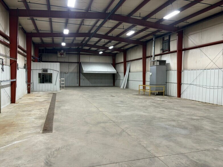 More Photos Of 500 Commerce Dr, Lakeville Flex For Lease